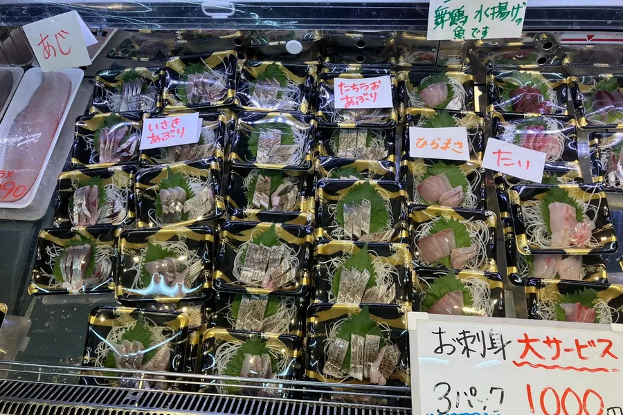 店頭に並ぶお刺身のパック