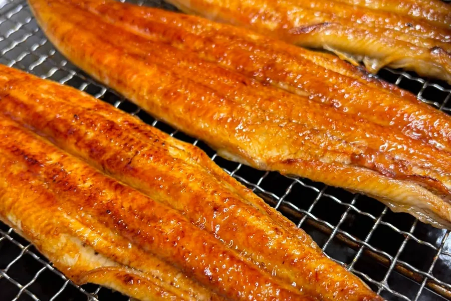 炭火で焼き上げたうなぎの蒲焼き